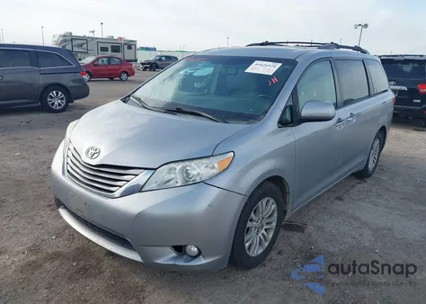 2015 Toyota Sienna Xle 8 Passenger z USA, uszkodzony, nr VIN 5TDYK3DC4FS554439